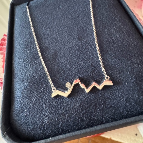 14k White Gold Mountain Outline Necklace 18” - Picture 5 of 15